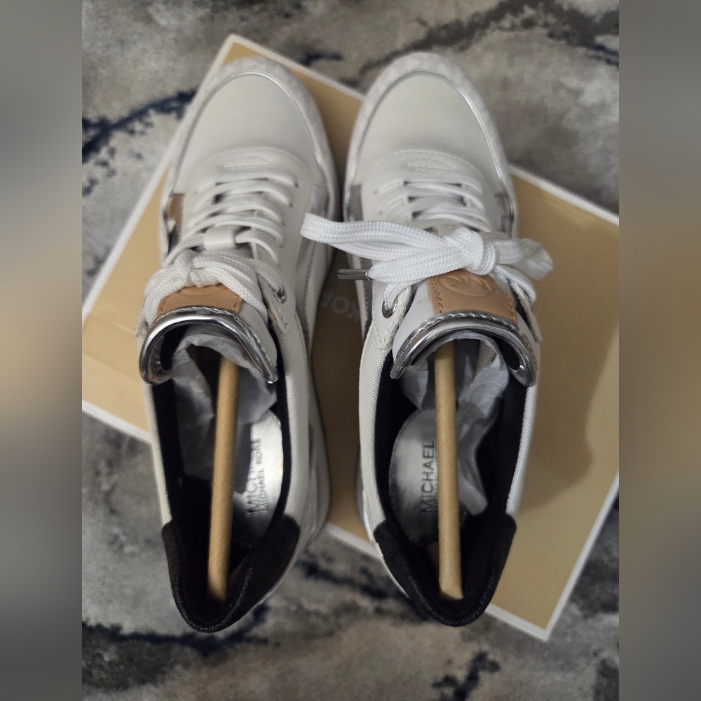 New Michael Kors Maddy Two-Tone Logo Trainer Size 6.5 - Picture 4 of 8